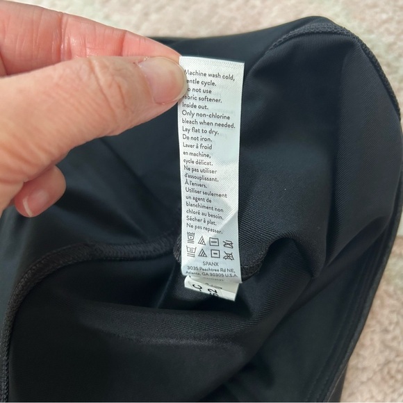 NWT SPANX Sleek Black Faux Leather Look Leggings Size Medium - Picture 6 of 9